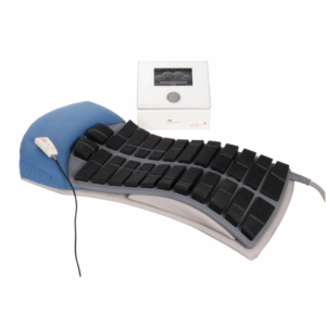 Das StimaWELL-Gerät bestehend aus Stimulationsmatte, Nackenstütze, Steuergerät und Handbedienung.