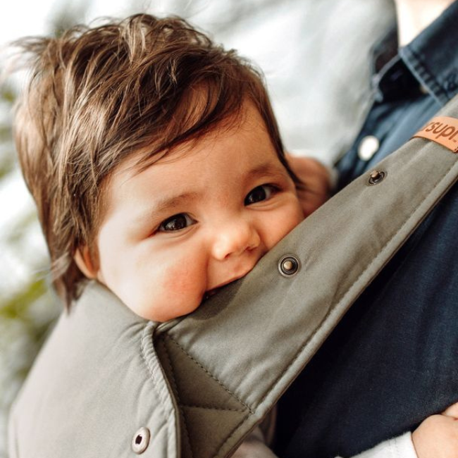 Baby_in_Babytrage_marsurpi_classic_2.0_ Baby in Babytrage marsurpi classic 2.0 in Grün