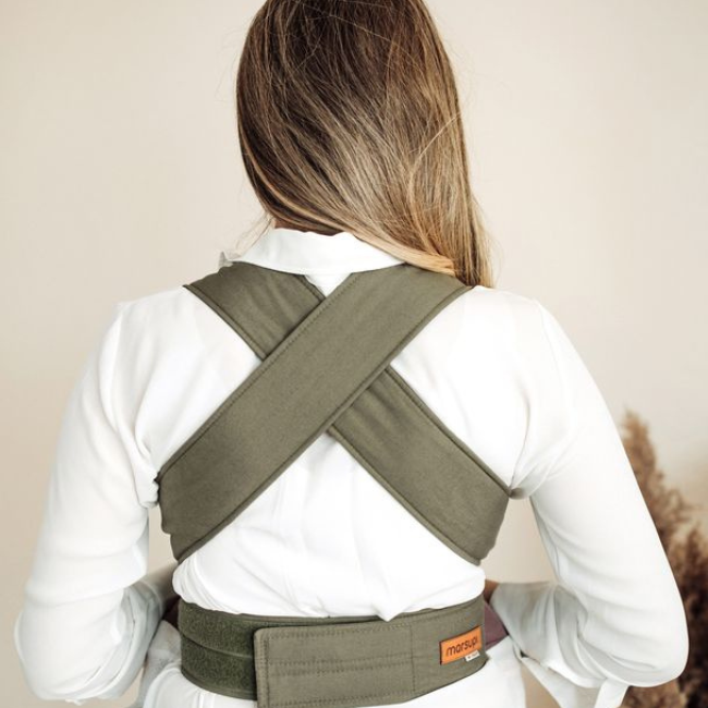 Babytrage_marsurpi_classic_2.0_Ansicht_hinten_getragen Frau trägt Baby in Babytrage marsurpi classic 2.0, Ansicht von hinten