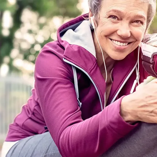 Ältere Frau macht Sport im Freien